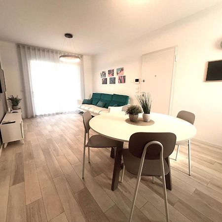 Sun Beach Residence Con Piscina - Piazza Brescia - Adria Holiday Jesolo - Family Apartments Esterno foto